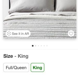 King size quilt set including 2 standard shams and two accent pillows